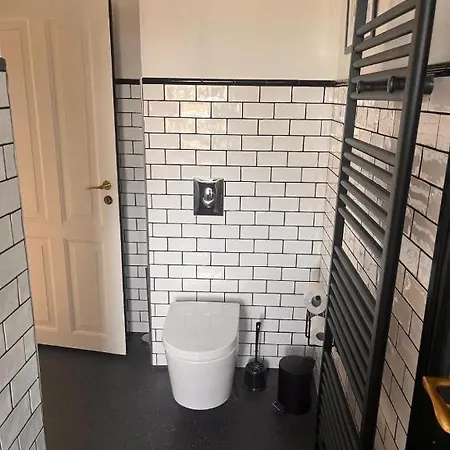 בית נופש Charming Heritage Townhouse אודנזה